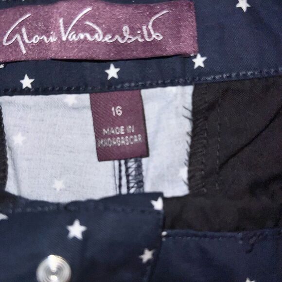 Gloria Vanderbilt new dark blue shorts with white stars and side pockets ! - Picture 6 of 7
